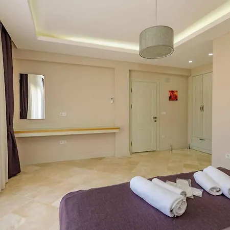 Luxury 4 Bedroom With Private Pool, 1003